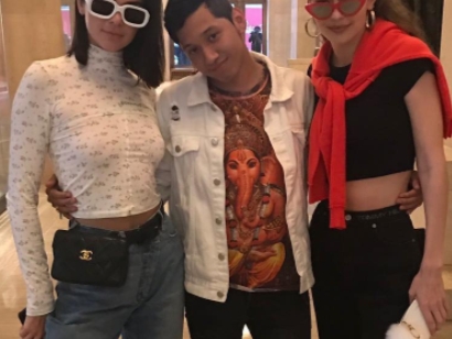 相約吃壽司！直擊兩大超模 Gigi Hadid 和 Kendall Jenner 姊妹聚會和私人穿搭！