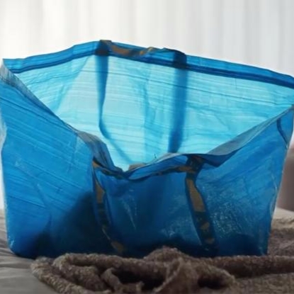 IKEA 為 FRAKTA 購物袋拍攝短片《The Blue Bag》