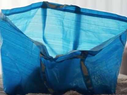 IKEA 為 FRAKTA 購物袋拍攝短片《The Blue Bag》