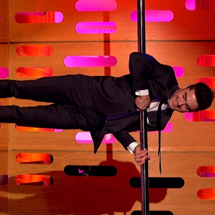 真男人！柴克艾弗隆現場表演「人體國旗飄」　超猛肌肉一秒帥翻全場！