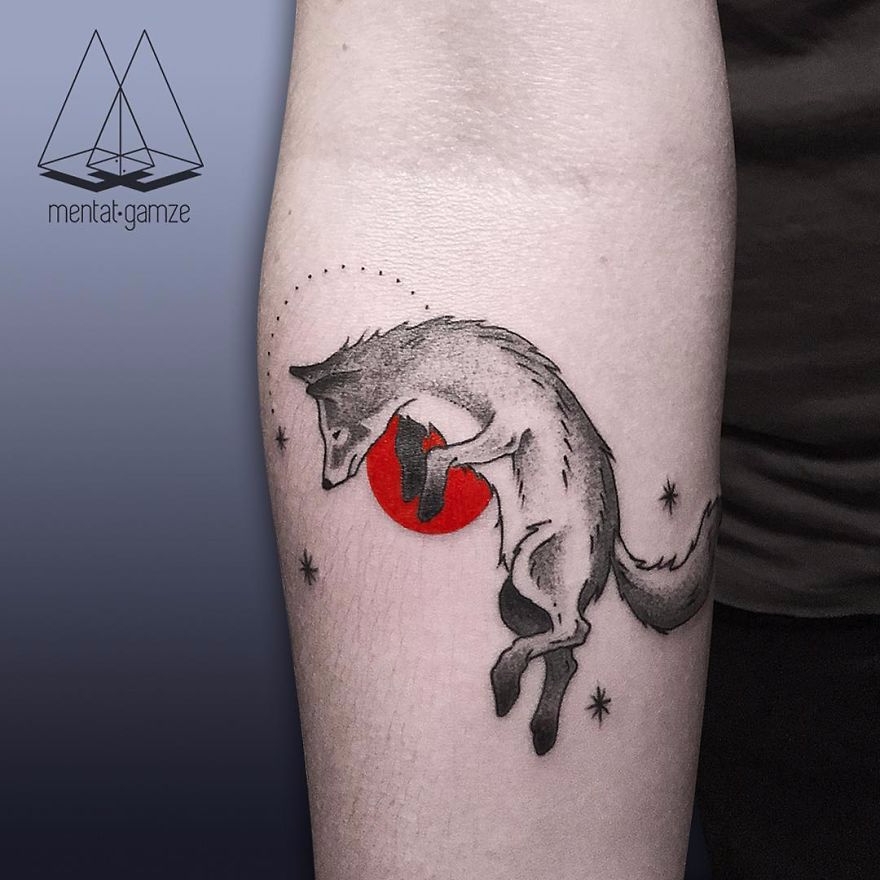 藝術家的超美情境「紅點刺青」　超凡意境讓一系列紋身在網路走紅！