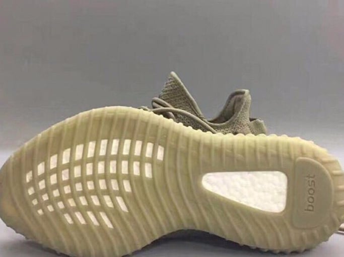 發售在即？！YEEZY BOOST 350 V2「Dark Green」更多實物近賞圖流出！