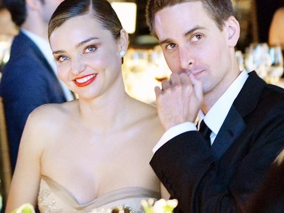 結婚後首露面！Miranda Kerr 分享美妝 Tips，但焦點都落在她的巨型鑽戒上！