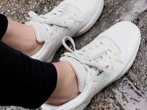 坎達兒珍娜加入 adidas Originals 後 出席公開場合穿的是這一雙!