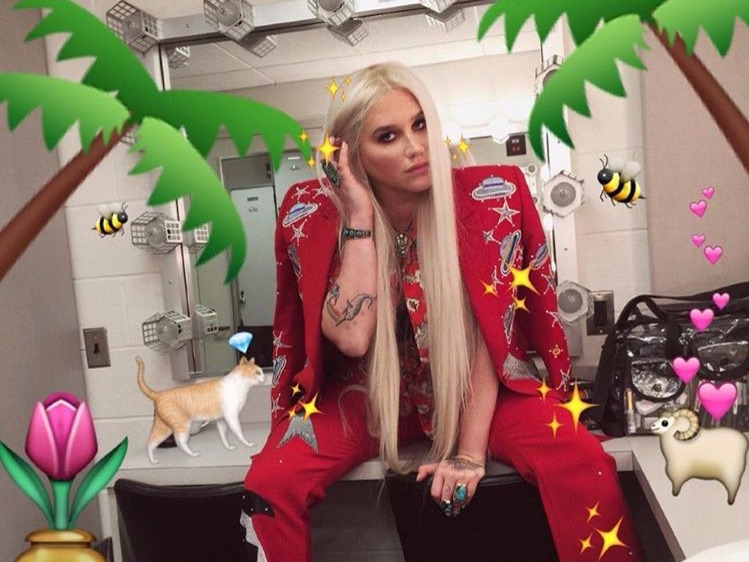 尷尬！Kesha 主動想擁抱《宋飛傳》傳奇演員　他冷漠拒絕：根本不曉得她是誰！