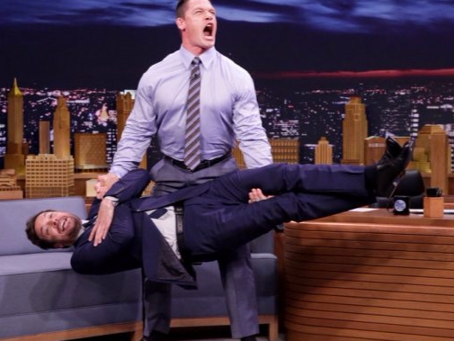 哥就是這麼猛！約翰希南現場表演「人體硬舉」　輕鬆舉起主持人 Jimmy Fallon！