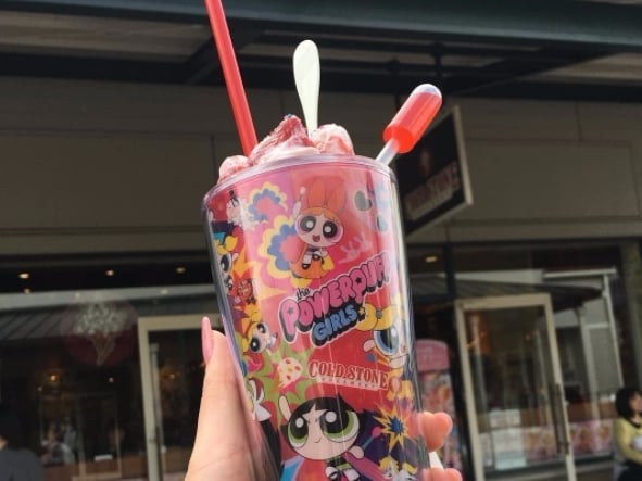 美國知名冰品 COLD STONE 聯名「飛天小女警系列」!網友:直喚童年回憶啊...