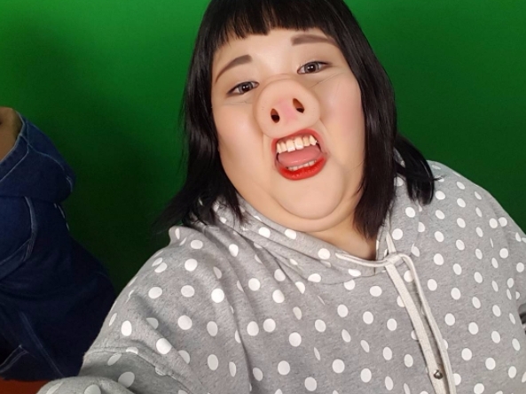 〔剷肉計畫〕低頭族必學！超簡單每天做 8 招「福氣下巴」消除大法 網友：終於有救了...