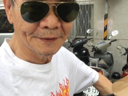 身穿 THRASHER 腳踩 YEEZY!潮爺現身表示:「人生 70 才開始」