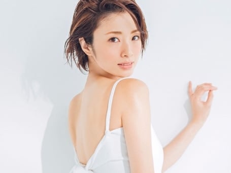 上戶彩大秀酥嫩美背，與齋藤工再續禁斷不倫戀！淚崩談婚外情：好痛苦！