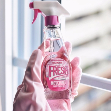 這不是清潔劑？超人氣香牌 MOSCHINO 再推「小粉紅清潔劑淡香」！網友：差點噴玻璃...