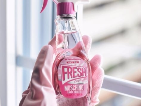 這不是清潔劑？超人氣香牌 MOSCHINO 再推「小粉紅清潔劑淡香」！網友：差點噴玻璃...