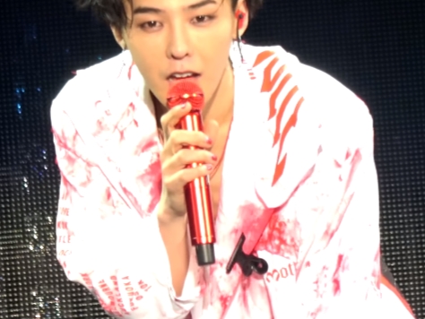 因 TOP 事件操心勞神？GD Live 演唱新歌〈無題〉被發現「肋骨外凸」大暴瘦！