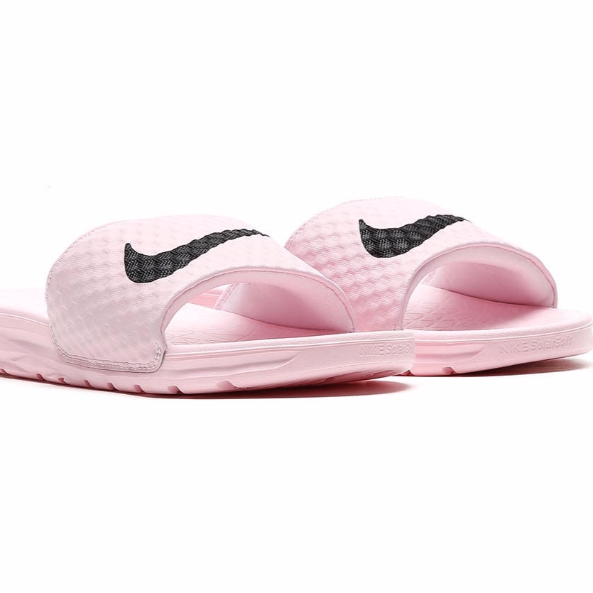 下雨天穿這雙就對了！Nike 「粉紅色」拖鞋釋出