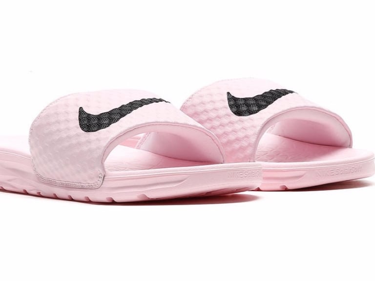 下雨天穿這雙就對了！Nike 「粉紅色」拖鞋釋出