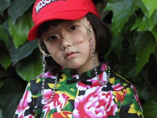 一次購足！爆紅 6 歲原宿街頭 CoCo 小妹穿搭！川久保玲和 Gosha 都上身！