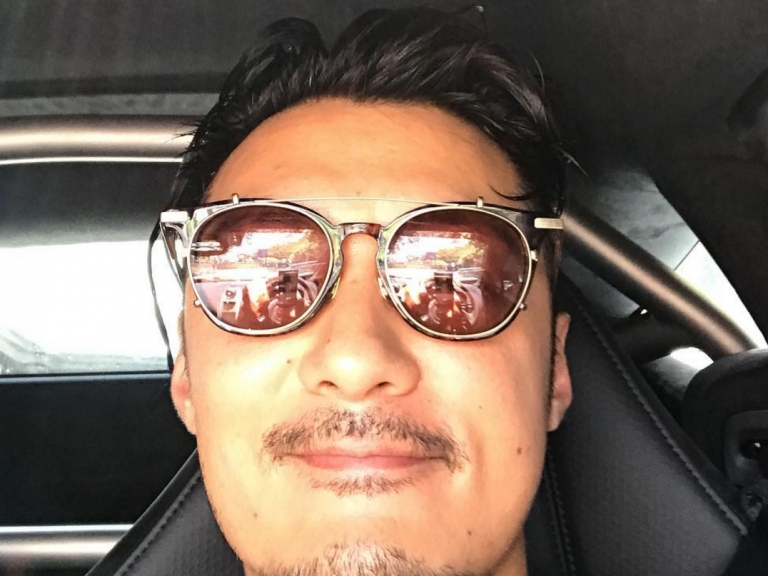 余文樂突破性嘗試? 穿上了粉紅色的這一雙經典鞋款!