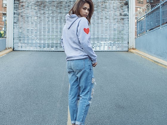 向經典跑鞋致敬：想來個不一樣的盛夏，New Balance 的全新鞋款讓你穿出別樹一格的復古街頭風！