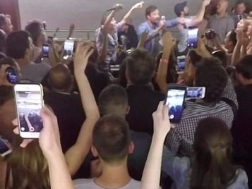 隨地都能開演唱會！麥莉希拉喬裝歌聲秒被認出　地鐵大合唱《Party In The USA》！