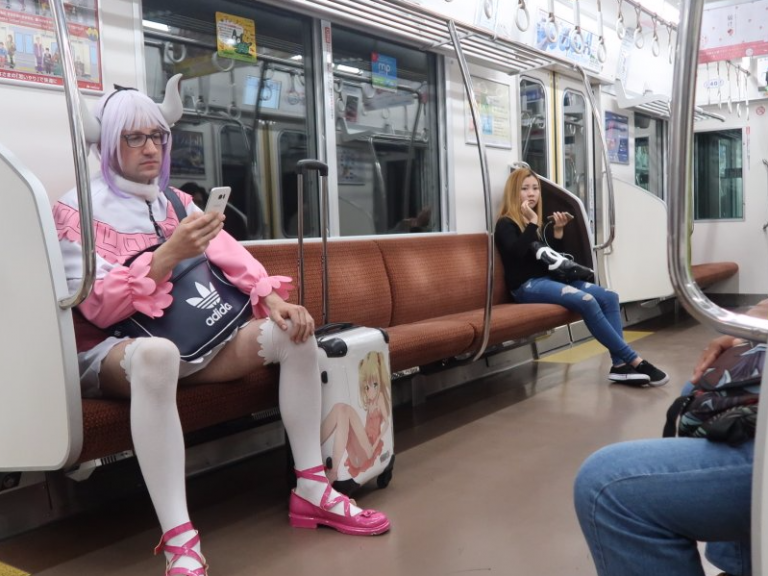 最狂動漫「御宅族」老外現身日本　女裝勸世：人生只有一次，就要照喜歡的方式玩！