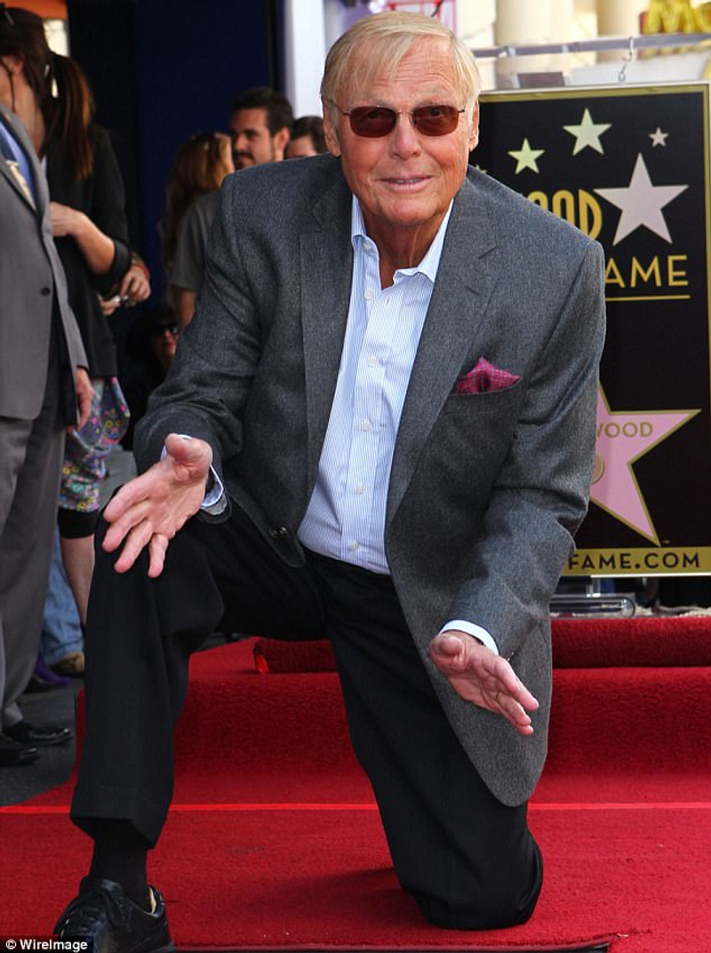 ▼男主角亚当.韦斯特(adam west)的过世也象徵这个蝙蝠侠式代的殒落.