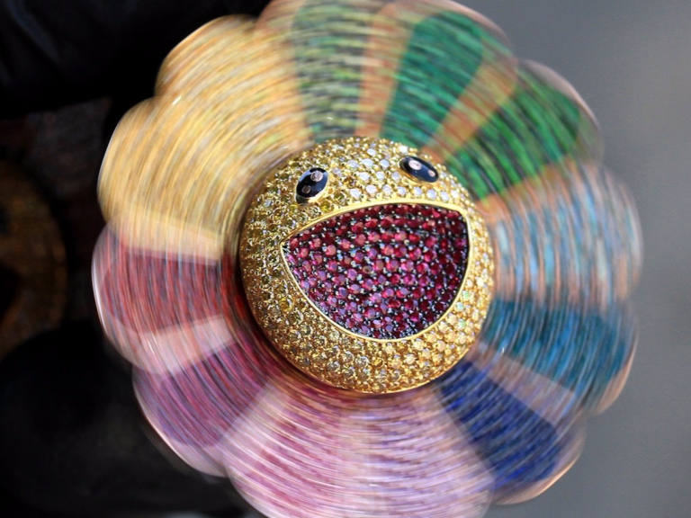以村上隆的 Kaikai Kiki 太陽花為藍本製作的 Finger Spinner 