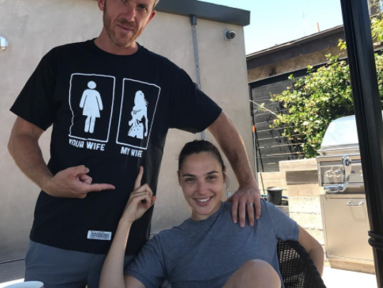 蓋兒加朵頭號粉絲絕對是老公！穿「神力女超人」潮 T、大方放閃：我老婆，我驕傲