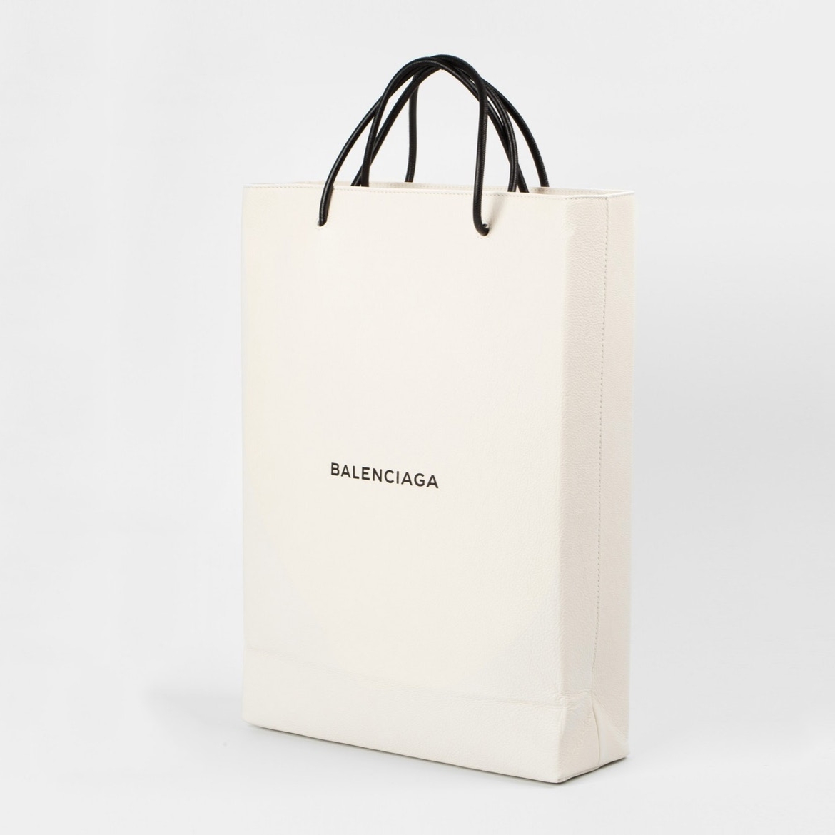 Balenciaga 推出一個天價 $1,100 美金的「購物袋」