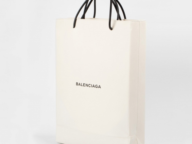 Balenciaga 推出一個天價 $1,100 美金的「購物袋」