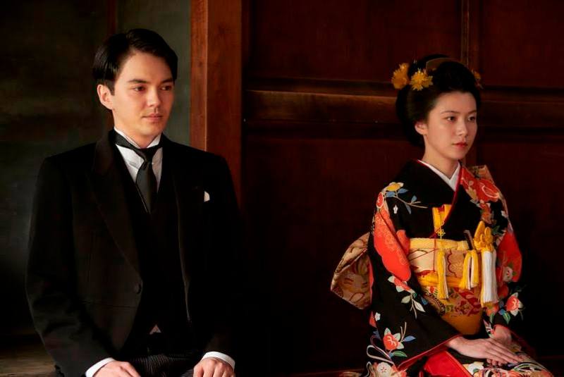 清纯女星《花芯:背德禁恋》遭揉胸「全身上下的钮扣都松开了」