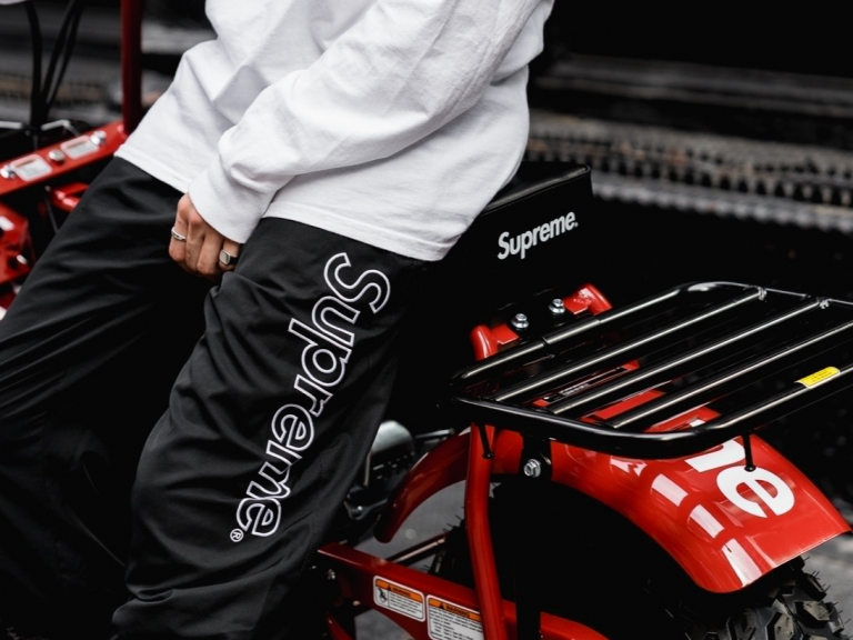 街頭騎士 - HYPEBEAST 獨家近賞 Supreme x Coleman CT200U 迷你電單車