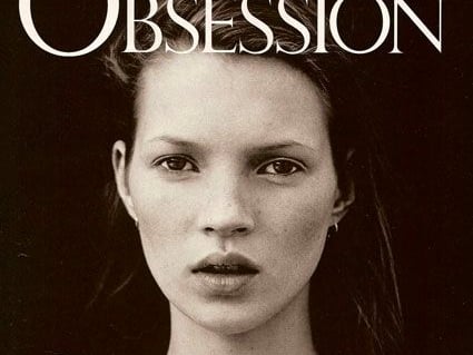 事隔 24 年，Kate Moss 再度成為「 Obsession 」香水女主角！Raf Simons 以 250 張從未曝光照片，展現 Calvin Klein 對經典的癡迷