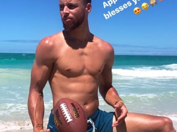 勇士一哥 Steph Curry 奪總冠軍後悠閒渡假　海灘大秀勻稱肌肉身材！