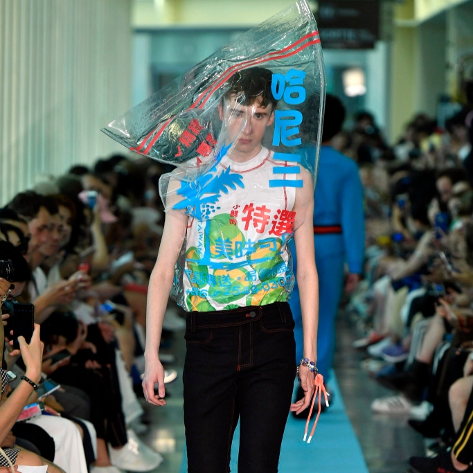 「這個造型靈感就來自於『裝檳榔』的袋子！」ANGUS CHIANG 初登巴黎時裝週大玩台灣文化