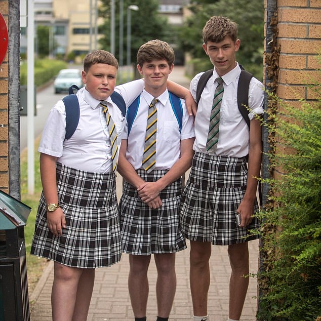 學校嚴格規定大熱天也不能穿短褲　於是不滿的小男孩們串聯一起穿裙子抗議！