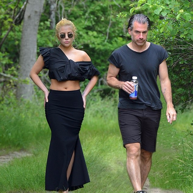 Lady Gaga 與新男友相約踏青　但她的戶外「休閒服裝」卻令人看傻眼...