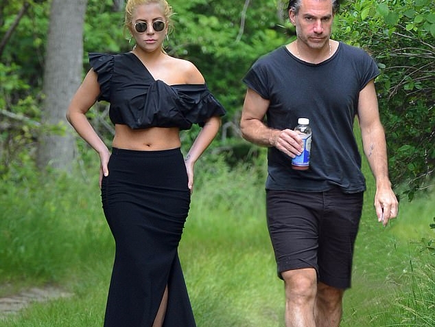 Lady Gaga 與新男友相約踏青　但她的戶外「休閒服裝」卻令人看傻眼...