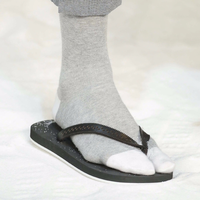 「夾角拖」強勢席捲男性時尚圈 整理 5 款今年春夏涼鞋潮流趨勢