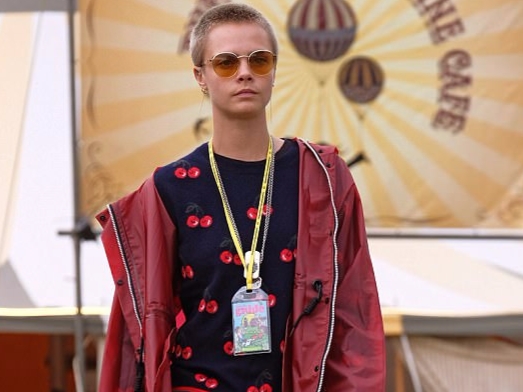 帥成全場焦點!英國超模 Cara Delevingne 與「小丑女」瑪格羅比合體出遊!