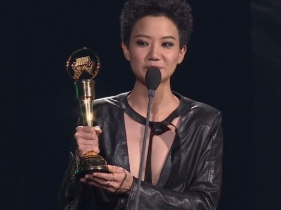 金曲奪金盧凱彤：有了妳誰還需要完美。盤點演藝圈女女 CP 十大霸愛金句！