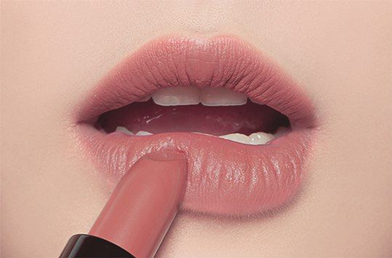 黑肤女孩也能诠释!超简单 3 步骤快速画出「性感丰厚裸唇」