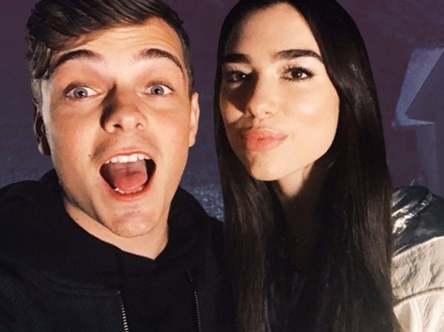 「酷玩」主唱搶走 DJ 小馬汀的女人?!音樂祭激吻小 19 歲火辣歌手 Dua Lipa