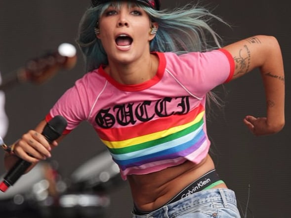 突然被 Halsey 飆罵是「白痴」　Iggy Azalea 霸氣回嗆：根本不認識她是哪個咖！