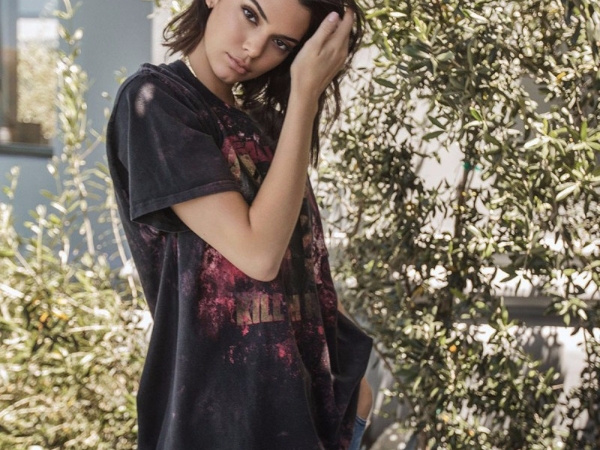 社群千萬粉絲買不買單？！Jenner & Kylie 推出個人肖像短 Tee