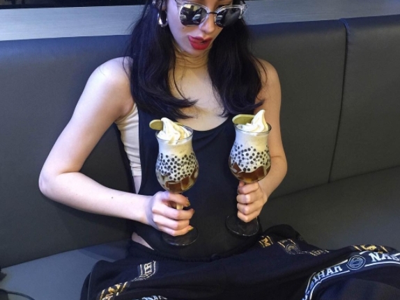 〔壞時髦〕還在穿窄管運動褲？台灣最潮街頭女王Stars Xu親自示範「古著運動褲」夠寬才夠辣！