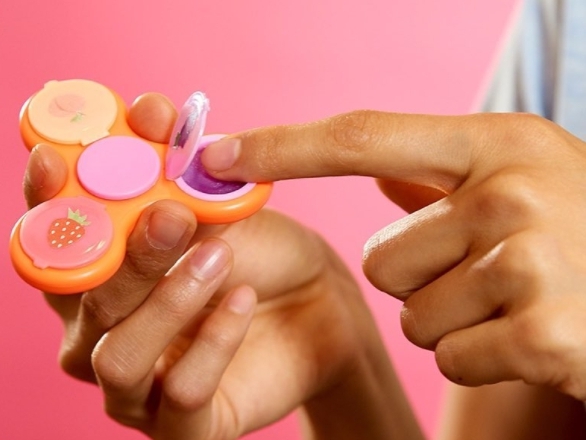 一拿出來必定矚目!內藏唇彩的 Fidget Spinner,讓你變美之餘又減壓!