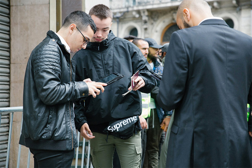 Louis Vuitton x Supreme 巴黎發售現場,潮流人士爭奇鬥艷