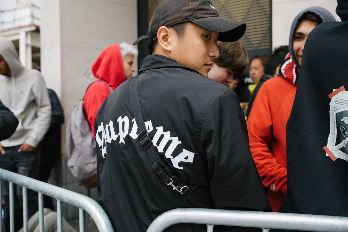 Louis Vuitton x Supreme 巴黎發售現場,潮流人士爭奇鬥艷