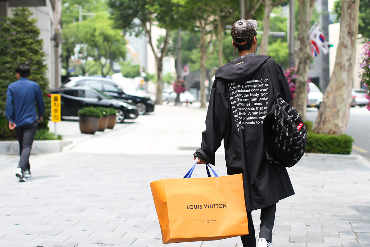 Louis Vuitton x Supreme 首爾發售現場，比耐力還要比行頭
