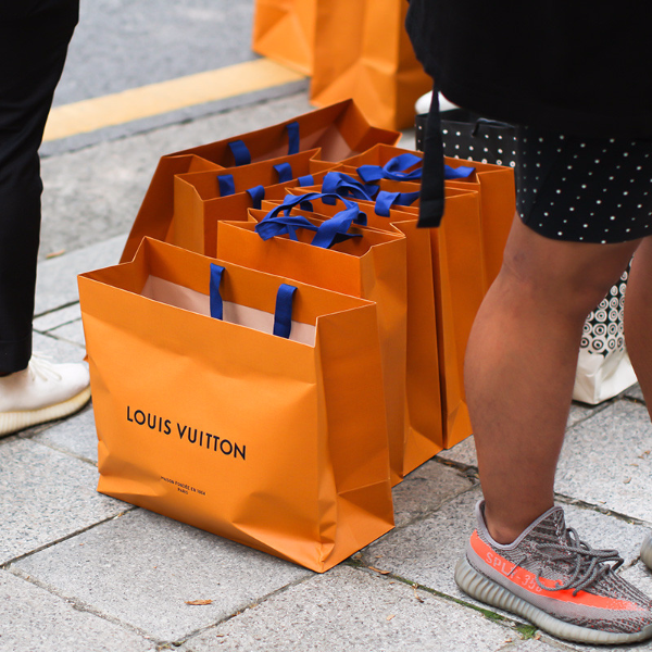 Louis Vuitton x Supreme 首爾發售現場，比耐力還要比行頭